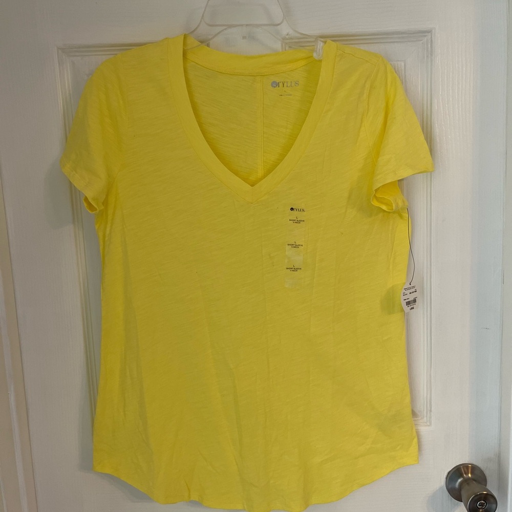Stylus NWT Yellow V-Neck tee